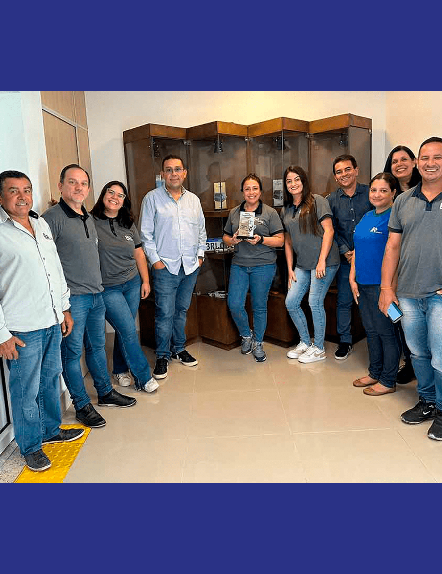 Equipe e caminhões da BR Logis